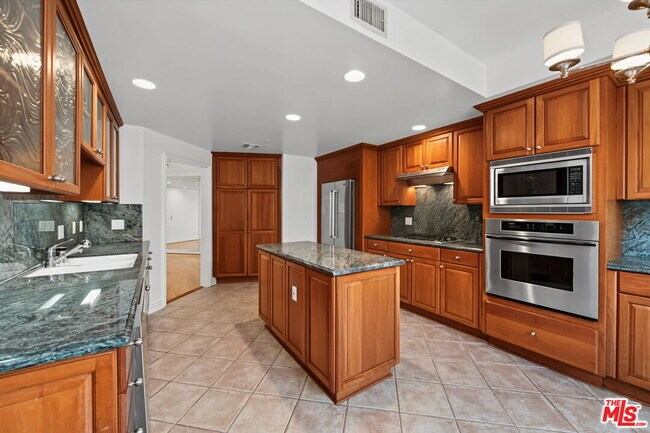 Building Photo - 430 N Oakhurst Dr
