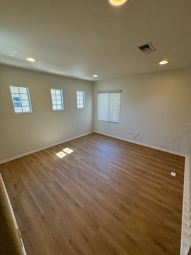Building Photo - 4 Bedroom + Utility Room / 3.5 Bath Home F...