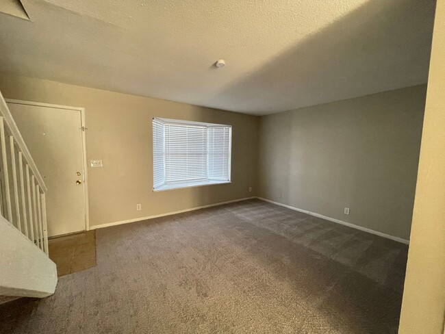 Building Photo - Amazing 2 Bedroom 1.5 Bath Townhome!