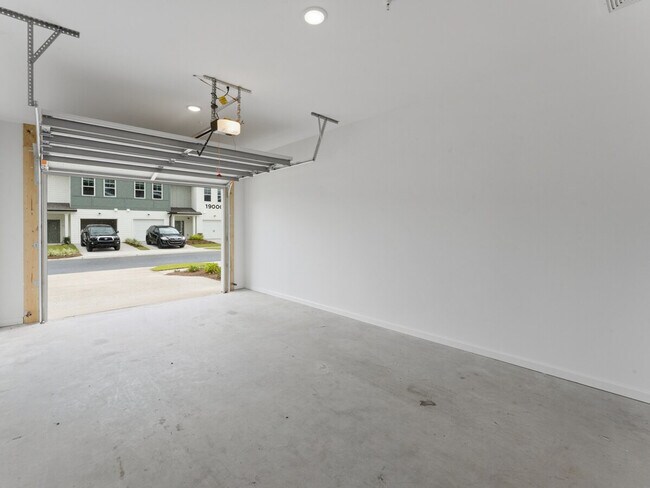 Building Photo - 14105 Epply Dr