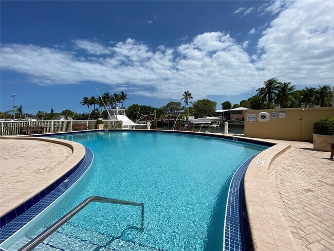 Building Photo - 2000 NE 135th St