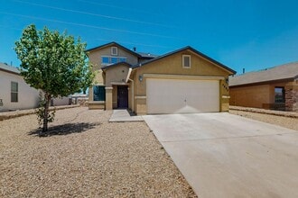 Building Photo - Two story 3 bedroom 2.5 bath in Santa Tere...