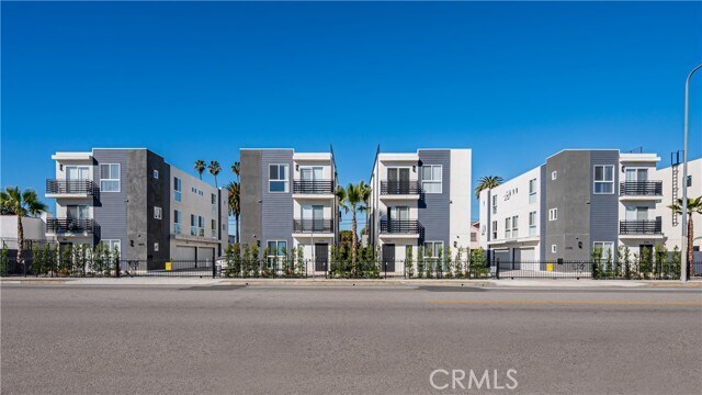 Building Photo - 2733 S La Brea Ave
