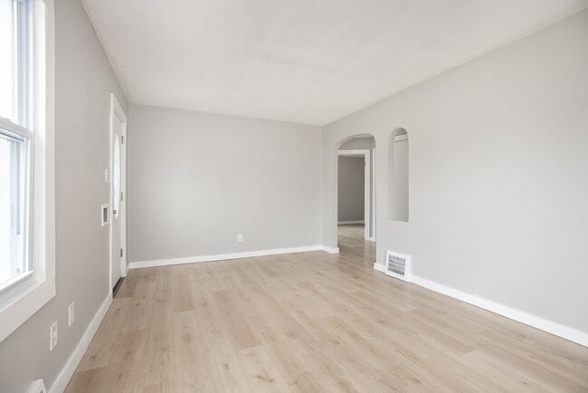 Building Photo - 3 Bedroom/1 Bath Single House Euclid!