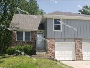 Building Photo - 3 Bedroom Duplex in Olathe North District-Available in AUGUST!!