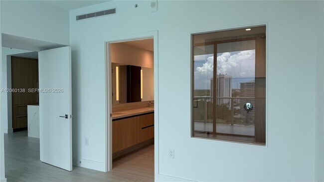 Building Photo - 2411 Laguna Cir