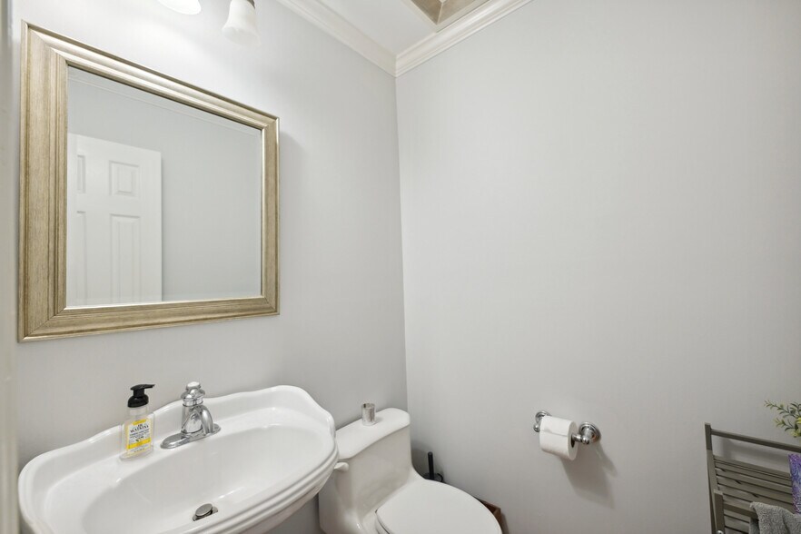 Building Photo - 11 Ivy Sq NE