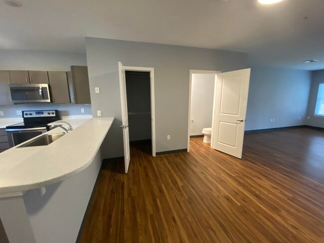 Building Photo - 27 E Ridge Dr