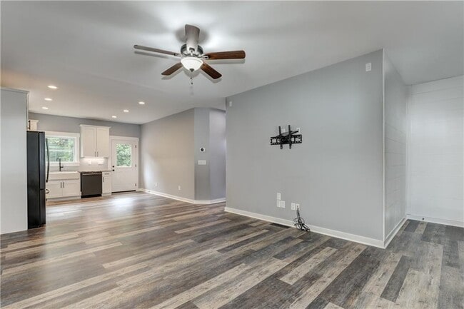 Building Photo - 623 Sweetwater Creek Dr