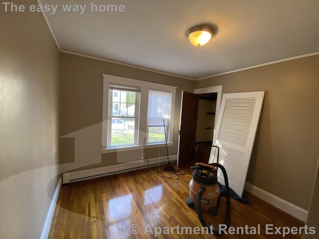 Building Photo - 2-4 Goldsmith Ave Unit #1