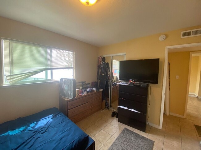 Building Photo - 2021 Sierra Rd