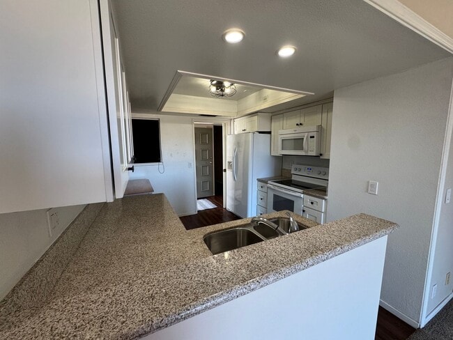 Building Photo - 2 Bedroom 1 Story Town Home