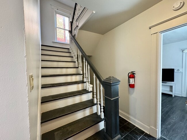 Building Photo - 5 bed/2 bath Mins. from UC Campus for Only...