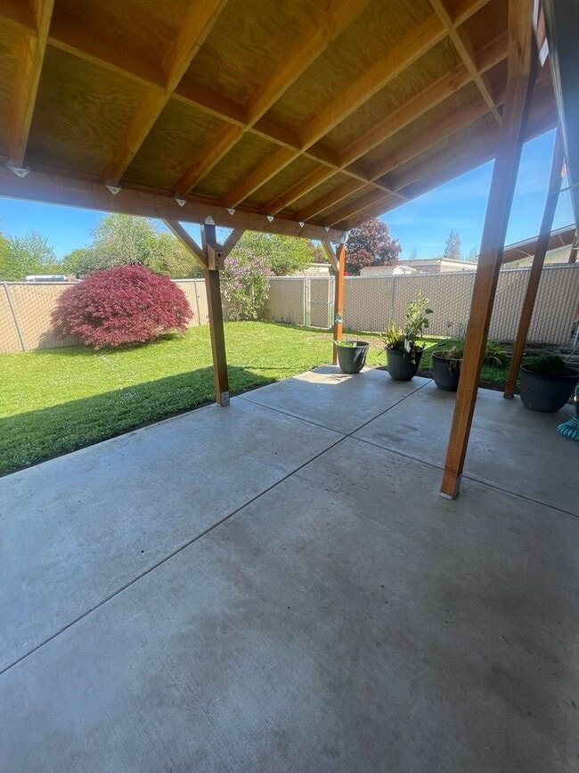 Building Photo - Charming 2 Bedroom Duplex With Fenced Yard In Quiet Neighborhood!