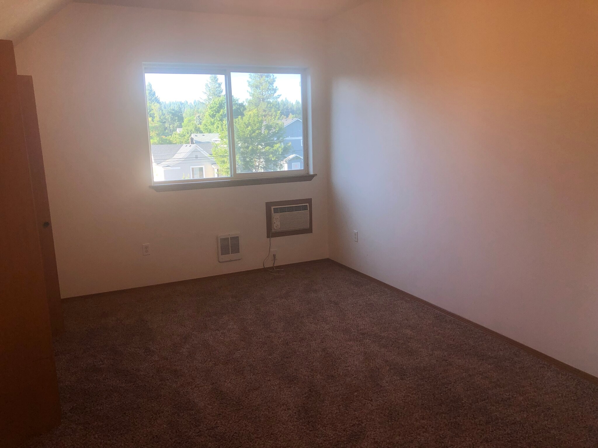 Building Photo - 1609 E Hartson Ave