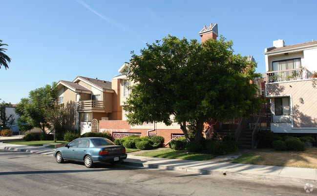 Building Photo - 425 Palm Dr