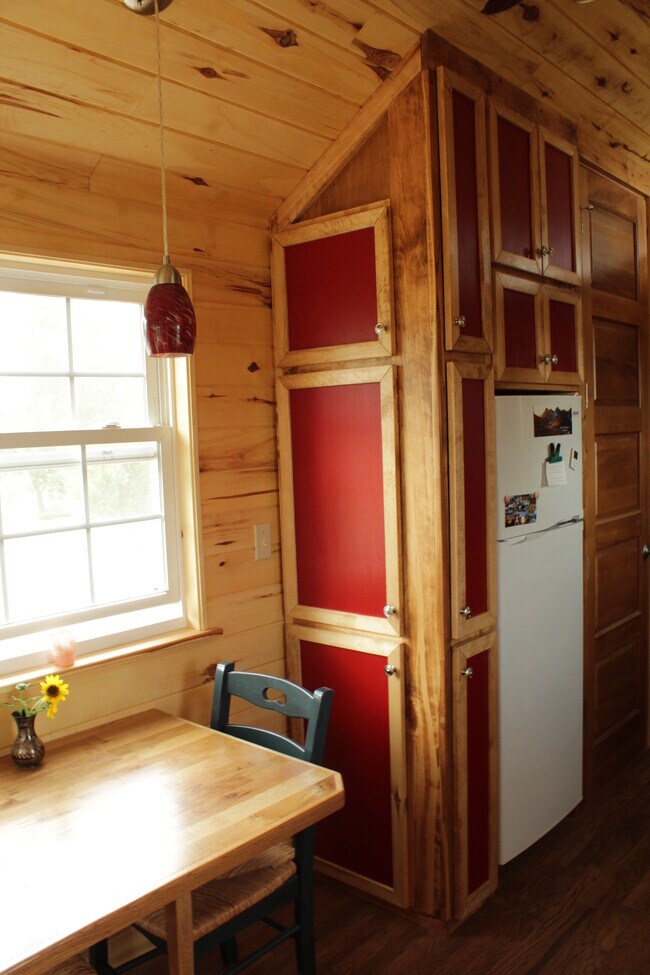 Kitchen - 419 King Rd E