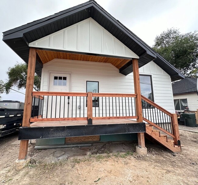Building Photo - Remodeled Duplex