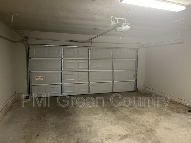 Building Photo - 801 W Vicksburg St