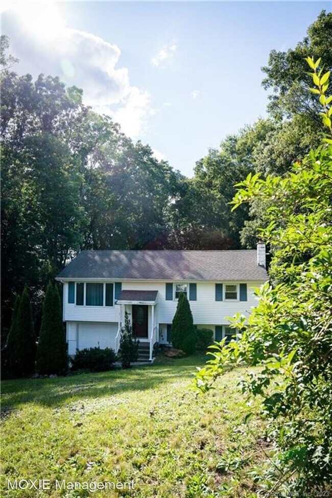 Primary Photo - 3 br, 2 bath House - 3 Overlook Dr