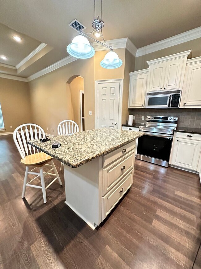 Building Photo - Heart of Benton on just under an acre of lot!