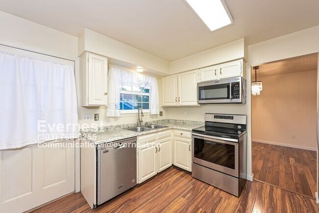 Building Photo - 2-Bedroom Home with Modern Amenities and C...