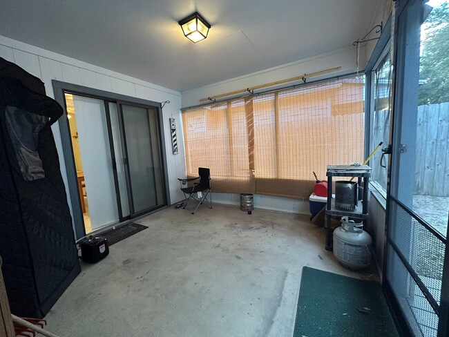 Building Photo - No HOA 3 bedroom home with whole house generator!