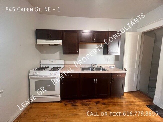 Building Photo - 3 Bedroom Duplex in Grand Rapids! Laundry ...