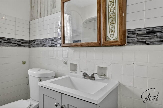 Building Photo - $1,420 - West Side 3 bedroom