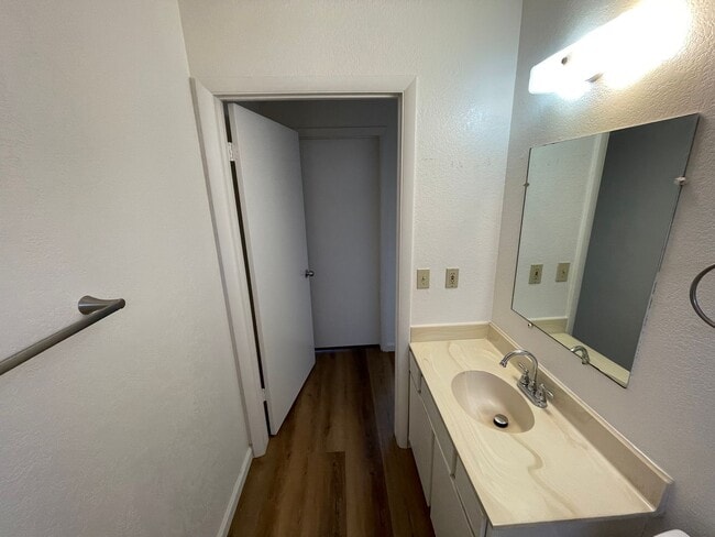 Building Photo - La Tierra Garden Apartments (2 Bed 1 Bath)