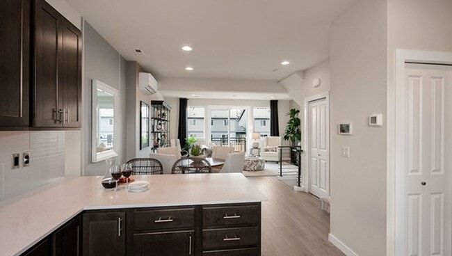 Building Photo - Spacious and Beautifully Landscaped 3 bed/3ba Townhome in Central Park