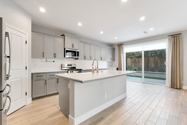 Building Photo - 4415 Horizon Dr