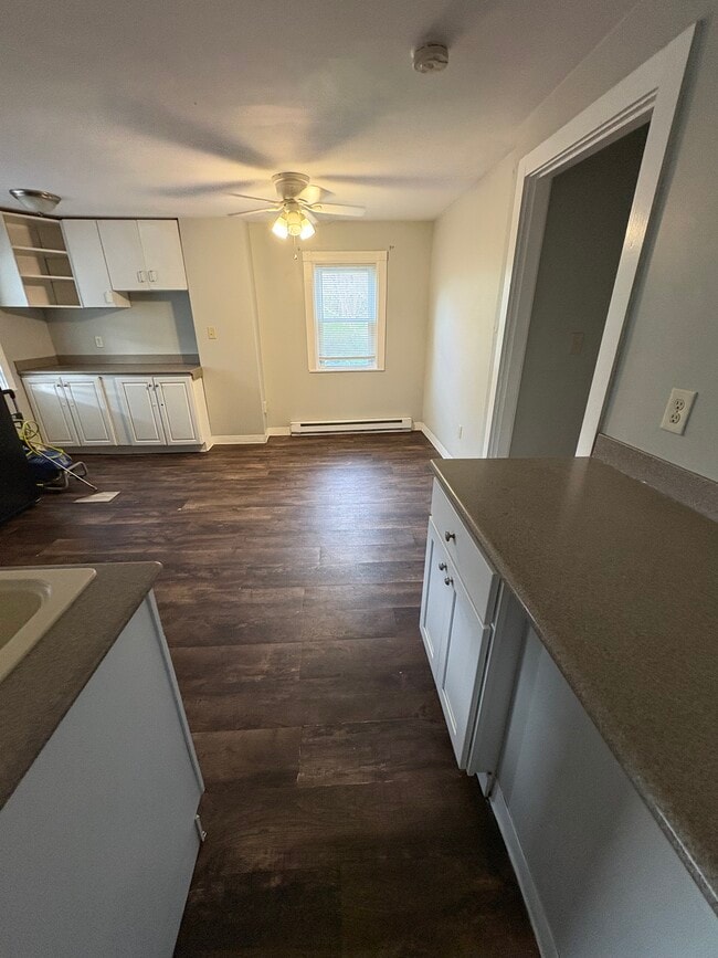 Building Photo - 633 Main St