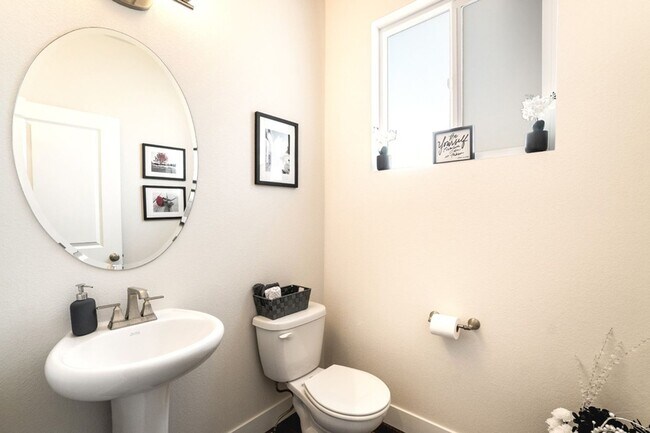 Building Photo - New and Modern Home