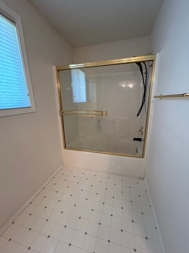 Building Photo - AVAILABLE NOW **** Charming 5-Bedroom Home...