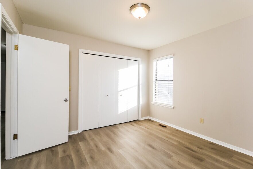 Building Photo - 2917 Greenfield Dr