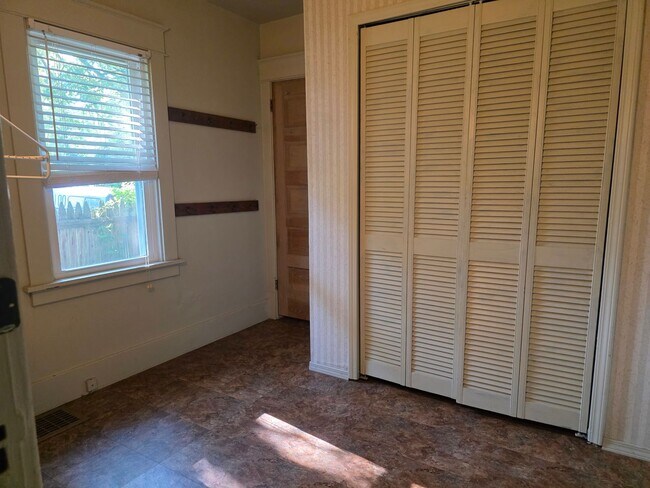 Building Photo - 3-Bedroom, 1-Bathroom Home with Basement & Garage – $1,375/Month | Accepting Section 8