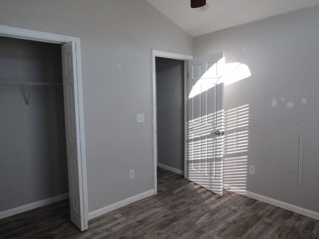 Building Photo - 151 Heath Dr