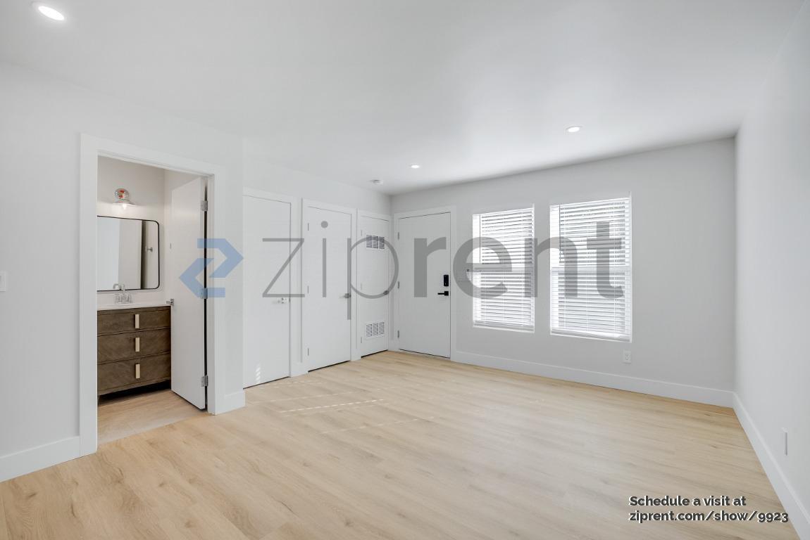 Building Photo - Unit B