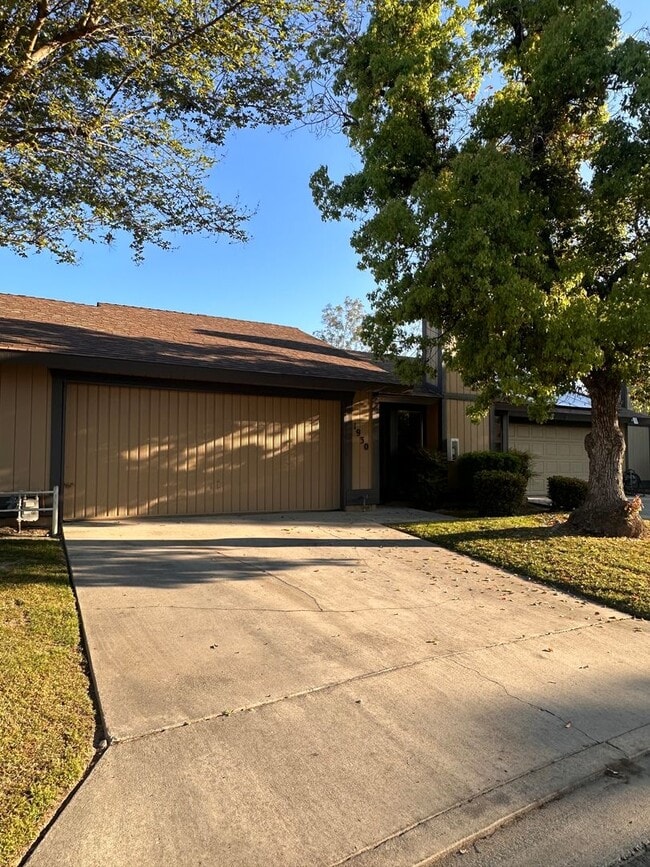 Building Photo - SE Visalia condo coming soon!