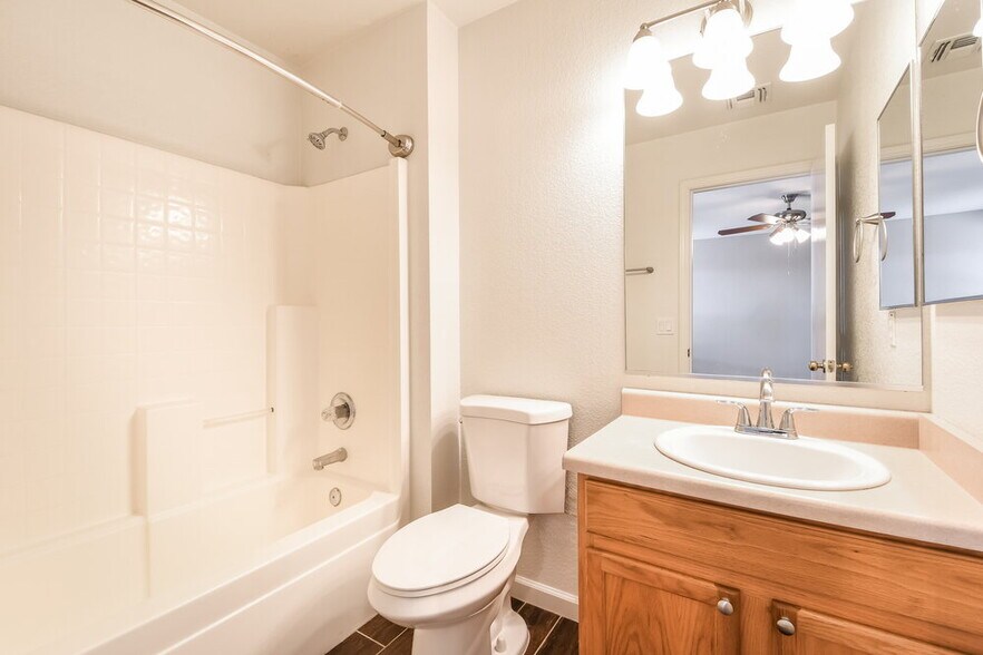 Building Photo - 1006 S Clancy Cir