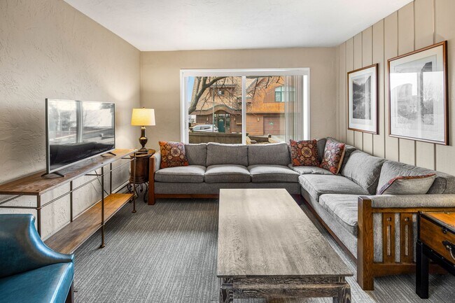 Building Photo - Downtown Anchorage Two Bedroom Two Bath (101)