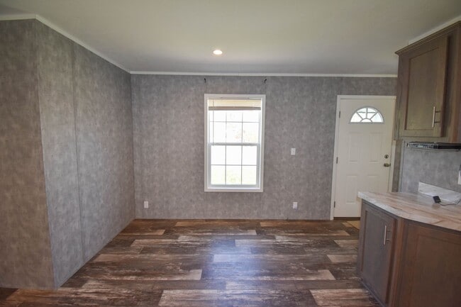Building Photo - Two Bedroom Updated Mobile Home with Fenced Yard!