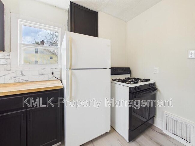 Building Photo - 575 Fernwood Dr