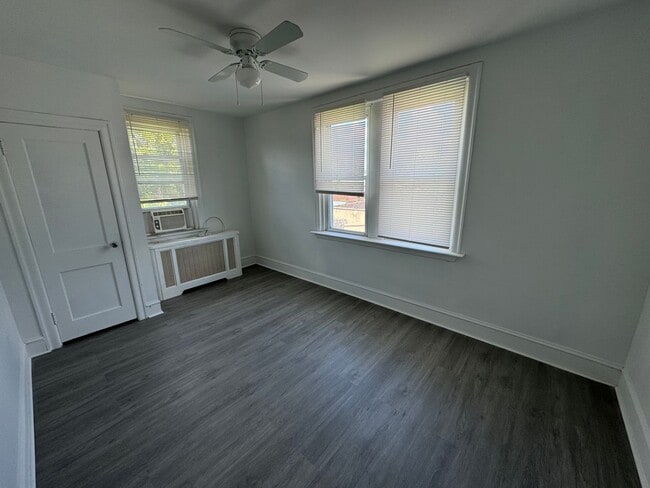 Building Photo - Updated 3-Bed Home with Spacious Backyard