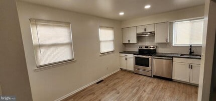 Building Photo - 17 Fairfax Ave