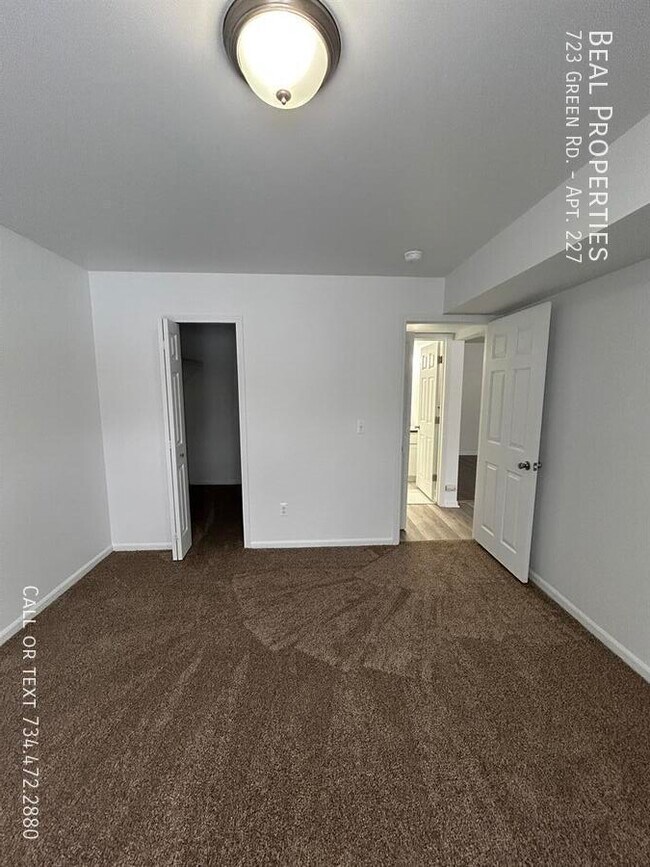 Building Photo - 723 Green Rd