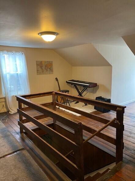 Attic Bedroom - 5107 Keystone St