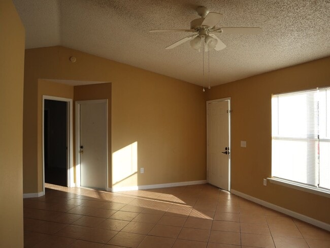 Building Photo - Move in condition 3 Bedrooms 2 Bath Carole Arcaro 386-216-4900 Deltona Lakes Realty