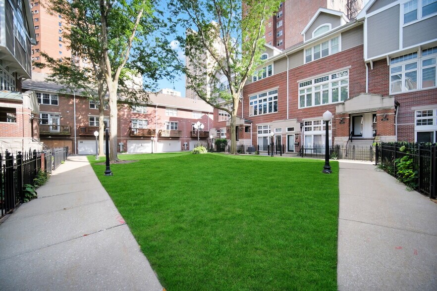 Building Photo - 4934 S Cornell Ave